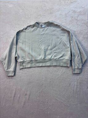 Nike Women's Ivory Crewneck Sweatshirt --- Size: Large --- Great Condition!!